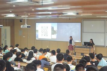 图片包含 人员, 室内, 天花板, 人物描述已自动生成