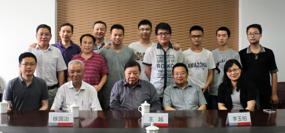 王越院士一行与小欧视频
老师及参赛学生合影 王越院士一行与小欧视频
老师及参赛学生合影