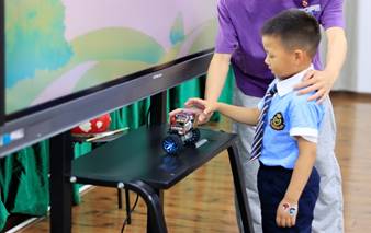 小孩在电视前描述已自动生成